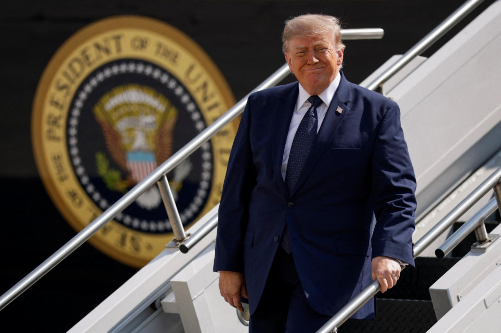 U.S. President Donald Trump disembarks the new Qatari-gifted Air Force One, as he arrives at John F. Kennedy International Airport in New York City, U.S., July 17, 2026. REUTERS/Evan Vucci FOTO: Evan Vucci