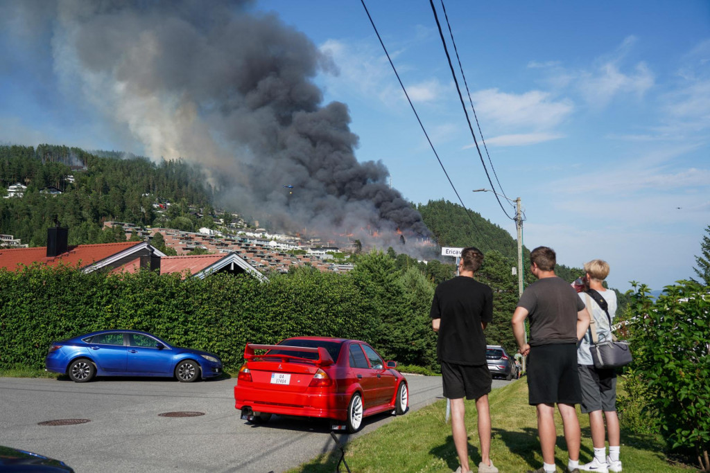 Dym st&uacute;pa z rozsiahleho požiaru, ktor&yacute; sa &scaron;&iacute;ril z rezidenčnej &scaron;tvrti Krokstadelva v n&oacute;rskom meste Drammen. FOTO: Reuters
