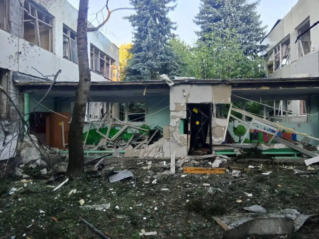 Po&scaron;koden&aacute; budova materskej &scaron;koly po &uacute;toku ukrajinsk&eacute;ho dronu, podľa region&aacute;lnych &uacute;radov v meste Elektrostal v Moskovskej oblasti v Rusku. FOTO: Reuters/Gubern&aacute;tor Moskovskej oblasti Andrej Vorobjov