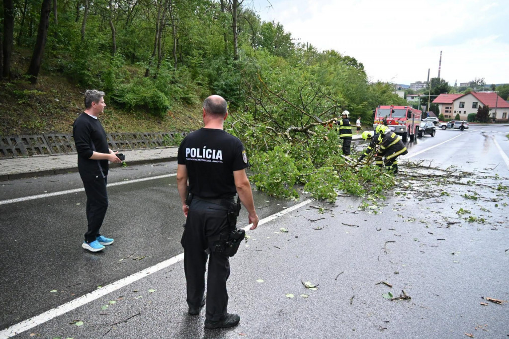 Mesto Humenn&eacute; zasiahla v sobotu popoludn&iacute; siln&aacute; b&uacute;rka sprev&aacute;dzan&aacute; krupobit&iacute;m, pr&iacute;valov&yacute;m dažďom a siln&yacute;m vetrom. FOTO: TASR/HaZZ
