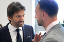Na sn&iacute;mke zľava minister obrany Robert Kaliň&aacute;k a minister vn&uacute;tra a &scaron;&eacute;f Hlasu Mat&uacute;&scaron; &Scaron;utaj E&scaron;tok. FOTO: Peter Mayer