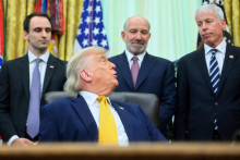 Americk&yacute; prezident Donald Trump spolu s riaditeľom &Uacute;radu pre vedu a technol&oacute;gie Michaelom Kratsiosom, ministrom obchodu Howardom Lutnickom a ministrom energetiky Chrisom Wrightom. FOTO: Reuters
