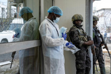Konžsk&eacute; &uacute;rady od začiatku epid&eacute;mie zaznamenali najmenej 12 &uacute;tokov na zdravotn&iacute;cke zariadenia. FOTO: Reuters