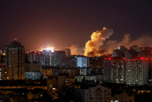 V&yacute;buch v Kyjeve počas rusk&eacute;ho raketov&eacute;ho a dronov&eacute;ho &uacute;toku. FOTO: Reuters