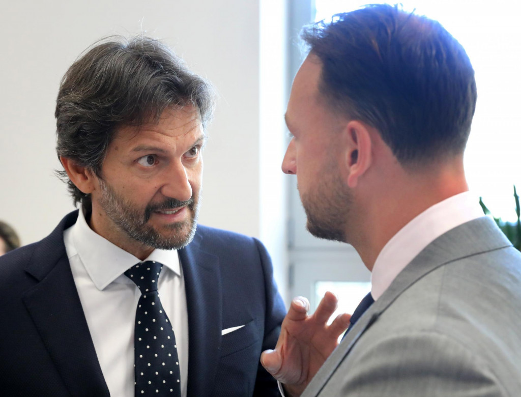 Na sn&iacute;mke zľava minister obrany Robert Kaliň&aacute;k a minister vn&uacute;tra a &scaron;&eacute;f Hlasu Mat&uacute;&scaron; &Scaron;utaj E&scaron;tok. FOTO: Peter Mayer