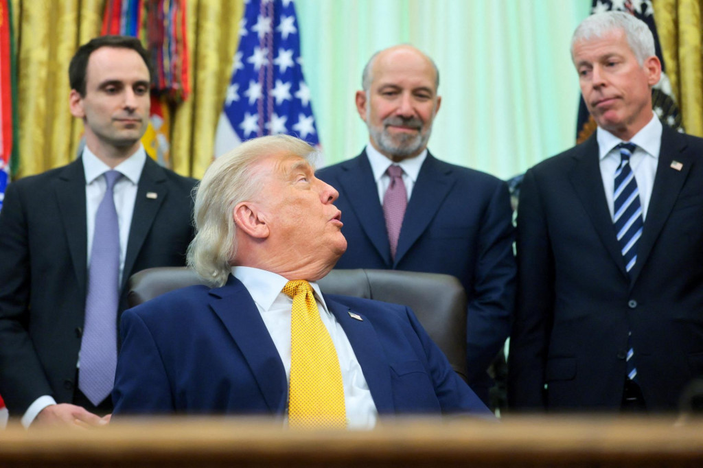 Americk&yacute; prezident Donald Trump spolu s riaditeľom &Uacute;radu pre vedu a technol&oacute;gie Michaelom Kratsiosom, ministrom obchodu Howardom Lutnickom a ministrom energetiky Chrisom Wrightom. FOTO: Reuters