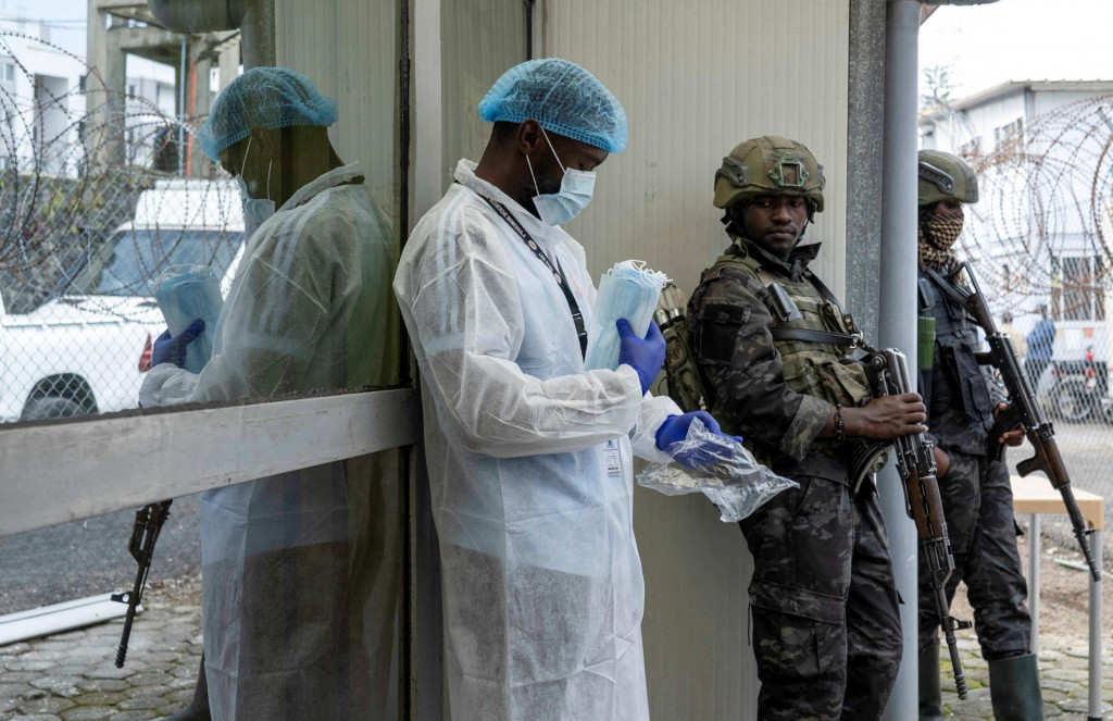 Konžsk&eacute; &uacute;rady od začiatku epid&eacute;mie zaznamenali najmenej 12 &uacute;tokov na zdravotn&iacute;cke zariadenia. FOTO: Reuters