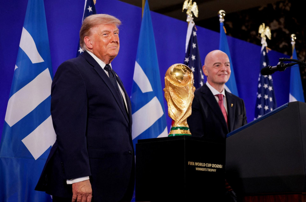 Organiz&aacute;tori protestu veria, že fan&uacute;&scaron;ikovia uk&aacute;žu červen&eacute; karty počas odovzd&aacute;vania v&iacute;ťaznej trofeje. FOTO: Reuters