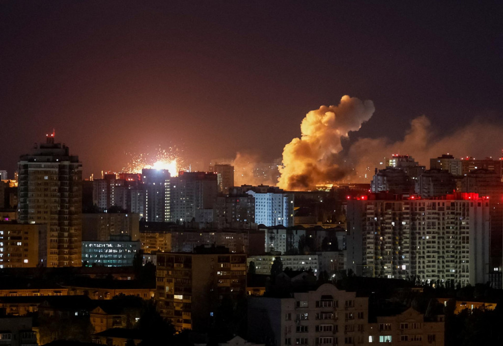 V&yacute;buch v Kyjeve počas rusk&eacute;ho raketov&eacute;ho a dronov&eacute;ho &uacute;toku. FOTO: Reuters