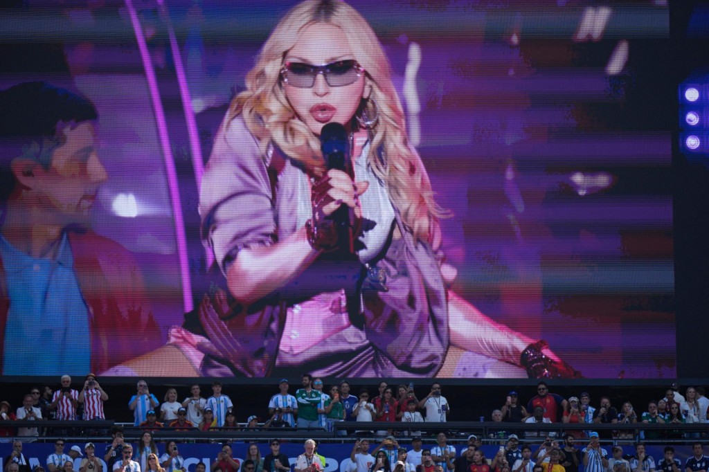 Spev&aacute;čka Madonna vystupuje počas polčasovej &scaron;ou v r&aacute;mci fin&aacute;lov&eacute;ho z&aacute;pasu &Scaron;panielsko - Argent&iacute;na na majstrovstv&aacute;ch sveta vo futbale v americkom meste East Rutherford 19. j&uacute;la 2026. FOTO: TASR/AP