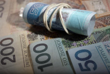 &Scaron;tatistici ozn&aacute;mili, že v j&uacute;ni sa priemern&aacute; hrub&aacute; mzda vo firm&aacute;ch zv&yacute;&scaron;ila v medziročnom porovnan&iacute; o 5,9 percenta na 9401,58 zlot&yacute;ch, v prepočte 2162,63 eura. FOTO: REUTERS