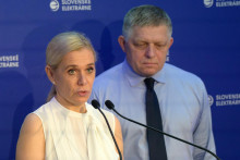 Na sn&iacute;mke sprava predseda vl&aacute;dy Robert Fico (Smer-SD) a podpredsedn&iacute;čka vl&aacute;dy a ministerka hospod&aacute;rstva Denisa Sakov&aacute; (Hlas-SD). FOTO: TASR/Henrich Mi&scaron;ovič