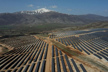Sol&aacute;rne parky sa rozr&aacute;stli na po celej Eur&oacute;pe. Energetici teraz rie&scaron;ia, čo s nimi ďalej bude. Sn&iacute;mka je z Gr&eacute;cka.

FOTO: REUTERS