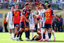 Argent&iacute;nčan Nicolas Otamendi sa dsotal do konfliktu so &Scaron;panielom Aymericom Laportem. FOTO: Reuters