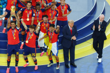 Aj po skončen&iacute; fin&aacute;le Majstrovstiev sveta vo futbale si chcel show ukradn&uacute;ť pre seba americk&yacute; prezident Donald Trump. FOTO: REUTERS