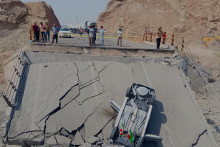 Prevr&aacute;ten&eacute; auto sa nach&aacute;dza na časti zničen&eacute;ho mosta po &uacute;tokoch v provincii Hormozg&aacute;n na juhu Ir&aacute;nu. FOTO: TASR/AP