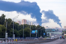 Dym sa val&iacute; po &uacute;tokoch ukrajinsk&yacute;ch dronov v Podolsku v Moskovskej oblasti. FOTO: Reuters