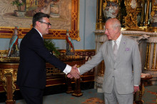 Kr&aacute;ľ Karol III. v&iacute;ta Andyho Burnhama počas audiencie v Buckinghamskom pal&aacute;ci. FOTO: Reuters