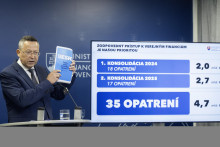 Minister financi&iacute; Ladislav Kamenick&yacute; oznamuje konsolidačn&yacute; bal&iacute;k na rok 2026. FOTO:TASR/M. Baumann
