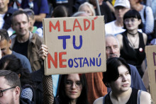 Slovensko zač&iacute;na mať probl&eacute;my na trhu pr&aacute;ce. Miera nezamestnanosti v j&uacute;ni mierne st&uacute;pla. Niektor&eacute; odvetvia prep&uacute;&scaron;ťaj&uacute;, in&eacute; maj&uacute; probl&eacute;my obsadiť voľn&eacute; miesta. Arch&iacute;vna sn&iacute;mka je z protestu na podporu Kult&uacute;rneho &scaron;trajku zo septembra 2024.

FOTO: TASR/ D. Veselsk&yacute;