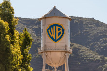 Vodn&aacute; veža s logom americk&yacute;ho nadn&aacute;rodn&eacute;ho medi&aacute;ln&eacute;ho a z&aacute;bavn&eacute;ho konglomer&aacute;tu Warner Bros Discovery (WBD). FOTO TASR/AP