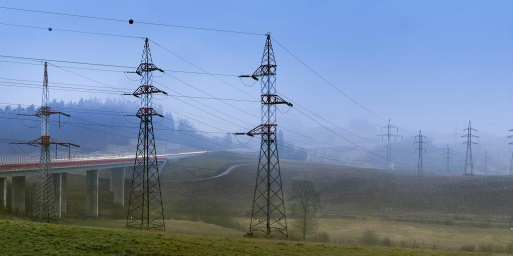 Elektrick&eacute; vedenie pri Považskej Bystrici. FOTO: EPH