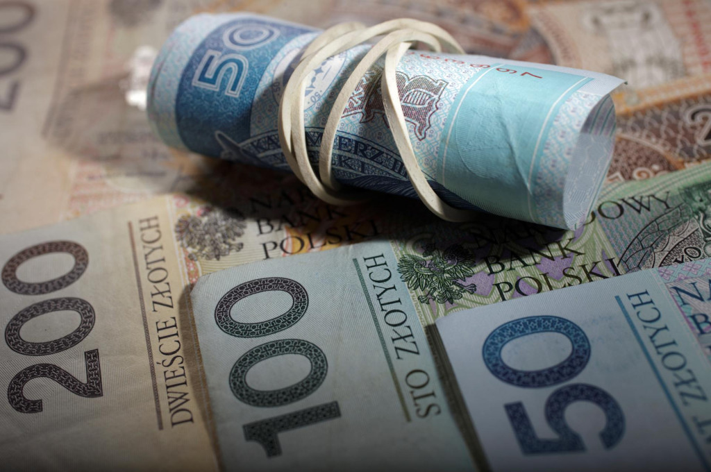 &Scaron;tatistici ozn&aacute;mili, že v j&uacute;ni sa priemern&aacute; hrub&aacute; mzda vo firm&aacute;ch zv&yacute;&scaron;ila v medziročnom porovnan&iacute; o 5,9 percenta na 9401,58 zlot&yacute;ch, v prepočte 2162,63 eura. FOTO: REUTERS