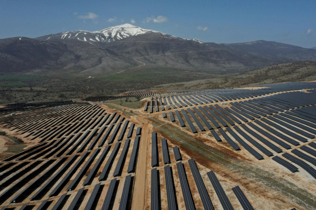 Sol&aacute;rne parky sa rozr&aacute;stli na po celej Eur&oacute;pe. Energetici teraz rie&scaron;ia, čo s nimi ďalej bude. Sn&iacute;mka je z Gr&eacute;cka.

FOTO: REUTERS