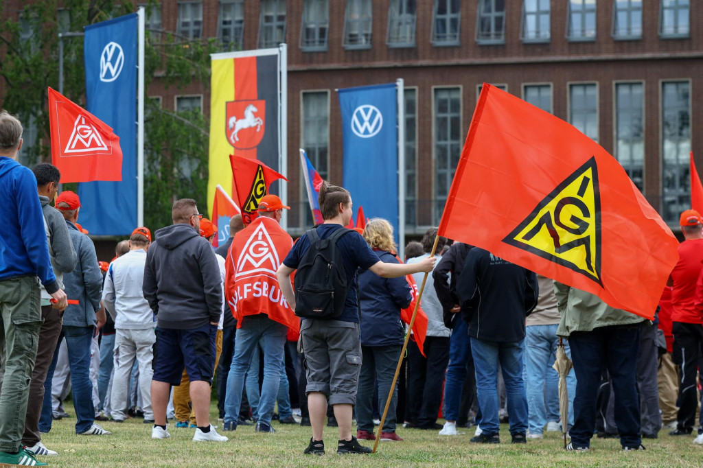Slovensko ťaž&iacute; zhor&scaron;uj&uacute;ca sa situ&aacute;cia v Nemecku. Na sn&iacute;mke s&uacute; protesty t&yacute;kaj&uacute;ce sa v Nemecku &scaron;krtov vo Volkswagene.

FOTO: REUTERS