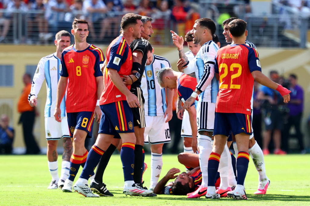 Argent&iacute;nčan Nicolas Otamendi sa dsotal do konfliktu so &Scaron;panielom Aymericom Laportem. FOTO: Reuters