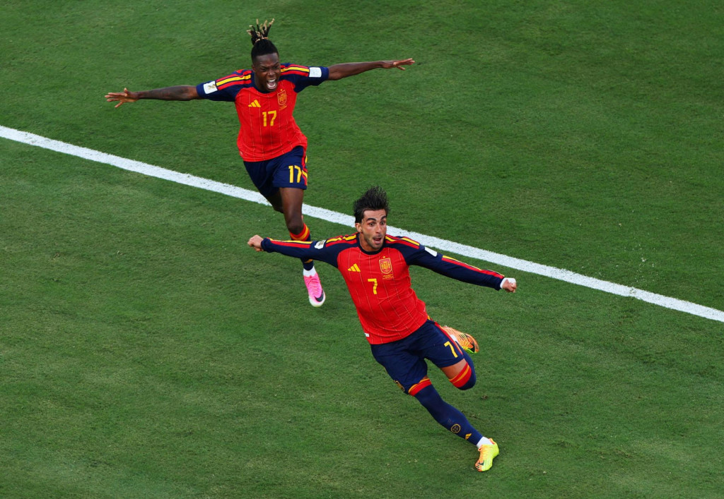 &Scaron;panielsky obranca Ferran Torres oslavuje strelenie svojho g&oacute;lu s Nicom Williamsom. FOTO: Reuters