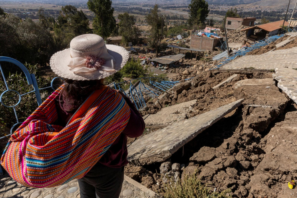 Hlavn&eacute; n&aacute;mestie v Pumpunyi v provincii Chupaca po&scaron;koden&eacute; zemetrasen&iacute;m, ktor&eacute; zasiahlo Peru. FOTO: Reuters