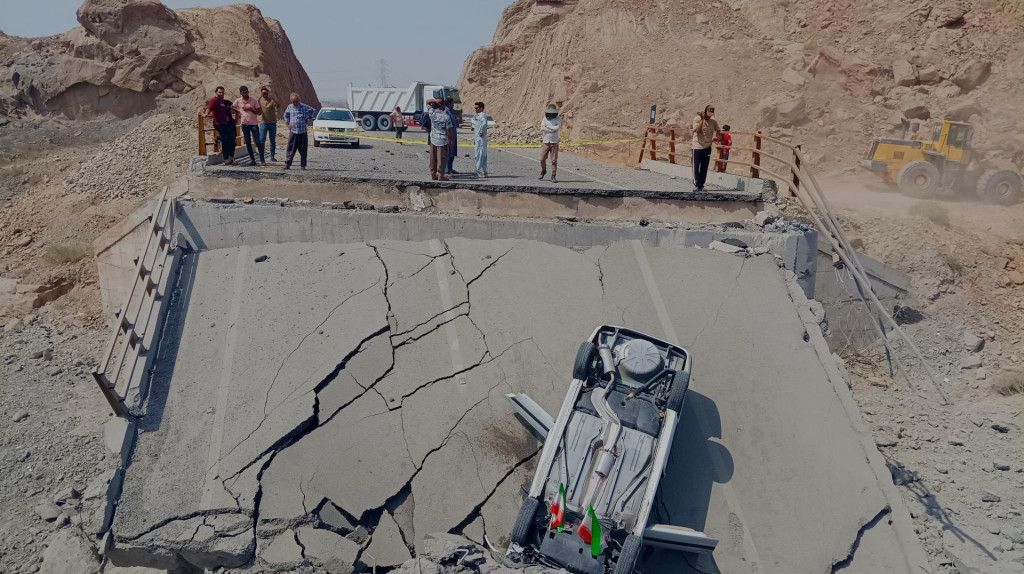 Prevr&aacute;ten&eacute; auto sa nach&aacute;dza na časti zničen&eacute;ho mosta po &uacute;tokoch v provincii Hormozg&aacute;n na juhu Ir&aacute;nu. FOTO: TASR/AP