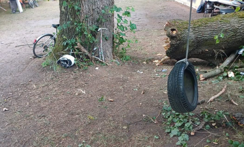 B&uacute;rka si v nedeľu v okrese P&uacute;chov vyžiadala ľudsk&yacute; život. FOTO: Facebook pol&iacute;cie/Trenčiansky kraj