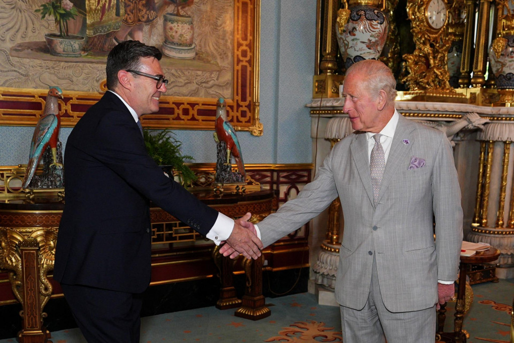 Kr&aacute;ľ Karol III. v&iacute;ta Andyho Burnhama počas audiencie v Buckinghamskom pal&aacute;ci. FOTO: Reuters
