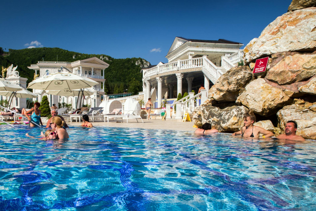 Doplatky sa m&ocirc;žu objaviť aj pri schv&aacute;lenej k&uacute;peľnej liečbe. FOTO: Dreamstime