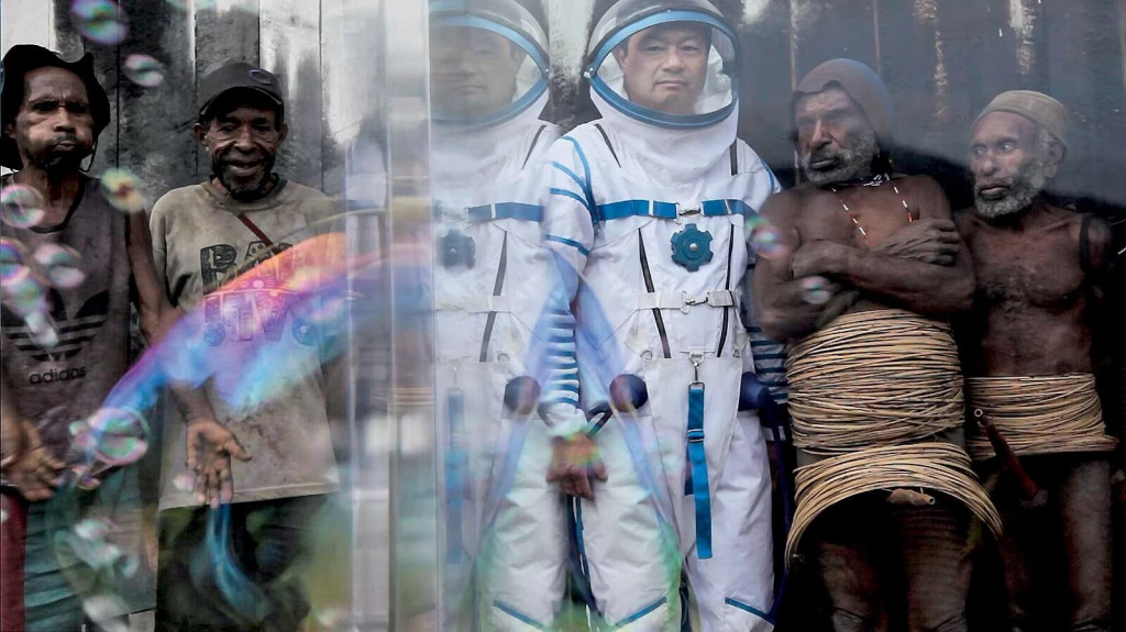 Stretnutie americk&yacute;ch astronautov a papu&aacute;nsk&yacute;ch domorodcov pohľadom Barbory &Scaron;lapetov&eacute;. FOTO: Arch&iacute;v Barbory &Scaron;lapetov&eacute;