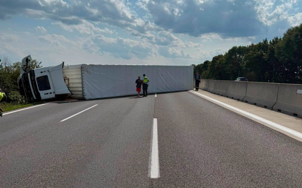 Dopravn&aacute; nehoda. FOTO: Facebook pol&iacute;cie/Bratislavsk&yacute; kraj