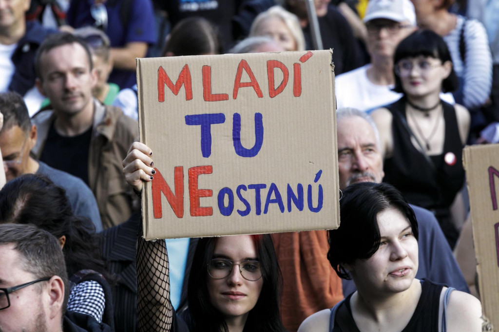 Slovensko zač&iacute;na mať probl&eacute;my na trhu pr&aacute;ce. Miera nezamestnanosti v j&uacute;ni mierne st&uacute;pla. Niektor&eacute; odvetvia prep&uacute;&scaron;ťaj&uacute;, in&eacute; maj&uacute; probl&eacute;my obsadiť voľn&eacute; miesta. Arch&iacute;vna sn&iacute;mka je z protestu na podporu Kult&uacute;rneho &scaron;trajku zo septembra 2024.

FOTO: TASR/ D. Veselsk&yacute;