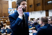 Politici Progres&iacute;vneho Slovenska by mali na cest&aacute;ch zv&yacute;&scaron;iť pozornosť. FOTO: TASR/Jakub Kotian