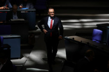 Kauza vplyvn&eacute;ho nemeck&eacute;ho politika Jensa Spahna rozv&iacute;rila v Nemecku debatu o n&aacute;hradnom materstve. FOTO: Reuters