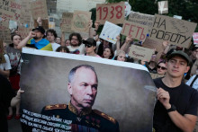 Aktivisti držia portr&eacute;t veliteľa ukrajinsk&yacute;ch ozbrojen&yacute;ch s&iacute;l Oleksandra Syrsk&eacute;ho a požaduj&uacute; jeho rezign&aacute;ciu. FOTO: TASR/AP