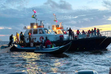 Z&aacute;chrann&eacute; &uacute;silie pokračuje po tom, čo sa trajekt MV Barima, prepravuj&uacute;ci ľud&iacute;, prevr&aacute;til pri pobrež&iacute; Guyany. FOTO: Reuters/Biskup Juan Edghill