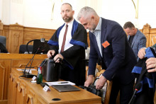 Na sn&iacute;mke zľava advok&aacute;t Marek Para, obžalovan&yacute; s&uacute;časn&yacute; podpredseda N&aacute;rodnej rady (NR) SR a b&yacute;val&yacute; policajn&yacute; prezident Tibor G. prich&aacute;dzaj&uacute; na hlavn&eacute; pojedn&aacute;vanie v kauze Očistec na pracovisku &Scaron;pecializovan&eacute;ho trestn&eacute;ho s&uacute;du (&Scaron;TS) v Banskej Bystrici v pondelok 20. j&uacute;la 2026. Kauza Očistec sa t&yacute;ka podozren&iacute; z &uacute;dajn&eacute;ho vytvorenia a fungovania zločineckej skupiny v r&aacute;mci najvy&scaron;&scaron;&iacute;ch zložiek pol&iacute;cie a bezpečnostn&yacute;ch org&aacute;nov v obdob&iacute; rokov 2012 až 2018. Proces v kauze Očistec, kde figuruje 11 obžalovan&yacute;ch, sa na &Scaron;TS začal 11. m&aacute;ja. V&auml;č&scaron;ina obžalovan&yacute;ch považuje obžalobu za ned&ocirc;vodn&uacute; a nez&aacute;konn&uacute;. FOTO TASR &ndash; J&aacute;n Kro&scaron;l&aacute;k
*** Local Caption *** Tibor G.
s&uacute;dna sieň FOTO: J&aacute;n Kro&scaron;l&aacute;k