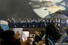 Argent&iacute;nski hr&aacute;či m&aacute;vaj&uacute; fan&uacute;&scaron;ikom pri pr&iacute;chode do s&iacute;dla Argent&iacute;nskeho futbalov&eacute;ho zv&auml;zu. FOTO: Reuters