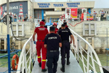 Pr&iacute;slu&scaron;n&iacute;ci z&aacute;chrann&yacute;ch zložiek v pr&iacute;stavnej oblasti v rumunskom meste Tulcei. FOTO: TASR/AP