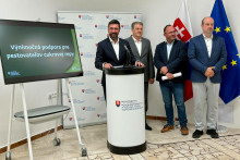 Minister p&ocirc;dohospod&aacute;rstva a rozvoja vidieka Richard Tak&aacute;č (Smer-SD), predseda Slovenskej poľnohospod&aacute;rskej a potravin&aacute;rskej komory Jozef &Scaron;umichrast, konateľ spoločnosti Slovensk&eacute; cukrovary Adri&aacute;n &Scaron;ediv&yacute; a z&aacute;stupca sektora Robert Kov&aacute;cs. FOTO: HN/Akos Cs&eacute;pl&ouml;