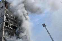 Hasiči pracuj&uacute; na mieste bytov&eacute;ho domu zasiahnut&eacute;ho rusk&yacute;m leteck&yacute;m &uacute;tokom v Z&aacute;porož&iacute;. FOTO: Reuters