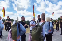 Pol&iacute;cia vyk&aacute;zala muža s nemeckou vlajkou. FOTO: X/@konecnar