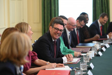 Nov&yacute; britsk&yacute; premi&eacute;r Andy Burnham (uprostred) počas prv&eacute;ho zasadnutia novej britskej vl&aacute;dy na Downing Street 10 v Lond&yacute;ne v utorok 21. j&uacute;la 2026. FOTO: TASR/AP